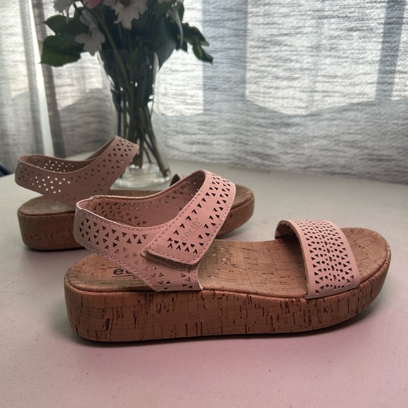 Earth Women's laser cut strap tan/beige Estella Sandals size 8.5 - Picture 6 of 12